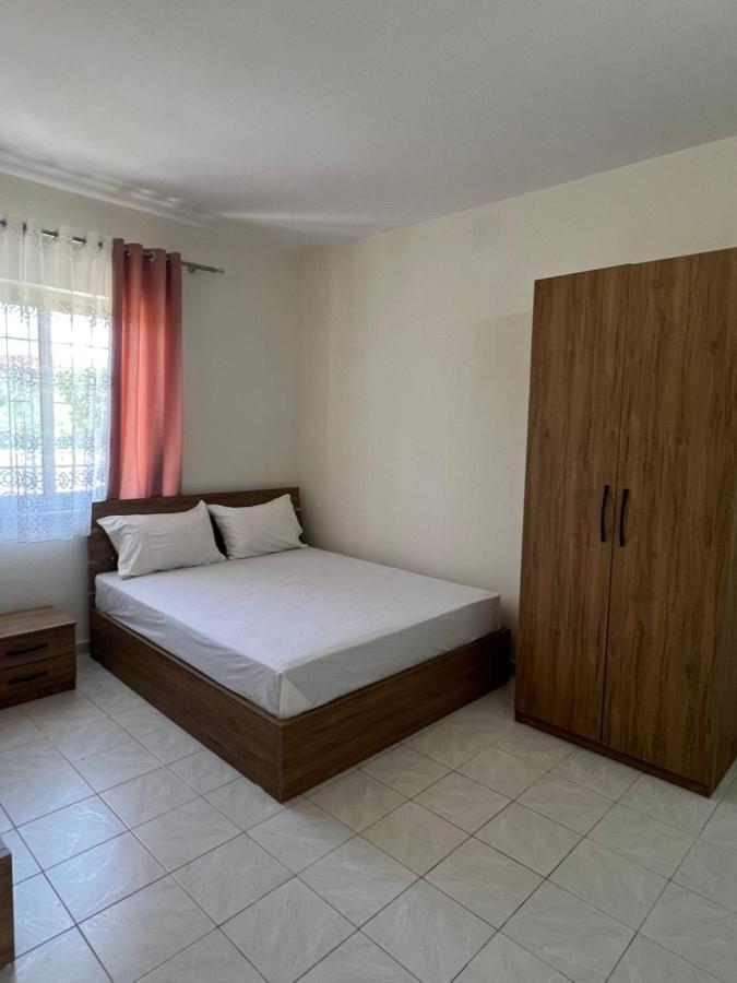 Guest House Sala Durres Bagian luar foto