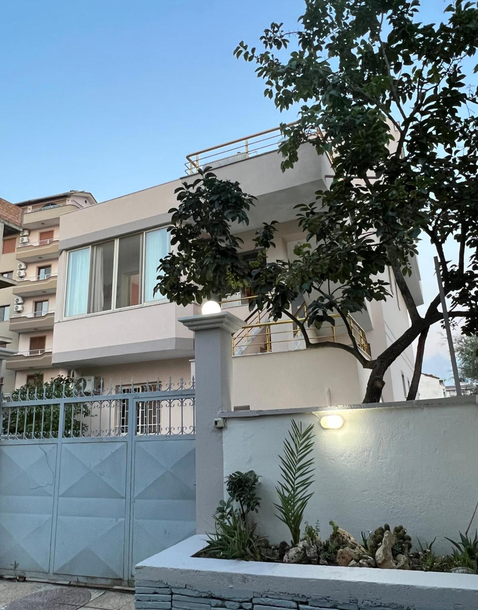 Guest House Sala Durres Bagian luar foto